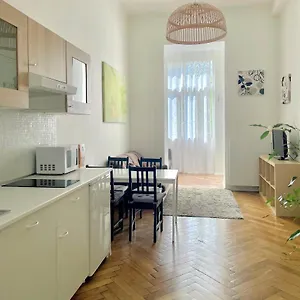 gallys-apartments.praguehotelsweb.com/